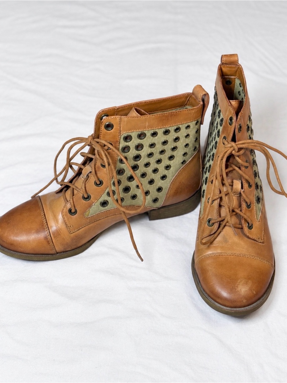 Gianni Bini Size 7 Tan Grommet Lace Up Ankle Boots Boho Moto Booties